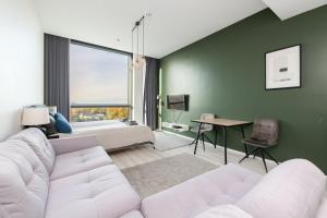 sala de estar con sofá blanco y dormitorio en WoHo Luxury appartments, en Tallin