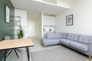 sala de estar con sofá y mesa en WoHo Luxury appartments, en Tallin