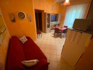 Televízia a/alebo spoločenská miestnosť v ubytovaní Casa vacanza DL