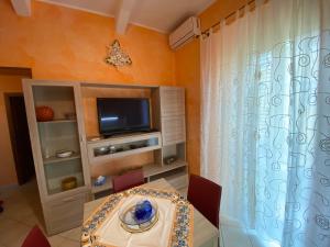 Televízia a/alebo spoločenská miestnosť v ubytovaní Casa vacanza DL