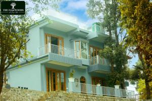 an image of a house with balconies at The Oakwoods in Bhowāli