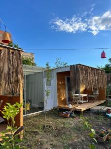 ハタイにあるKaraağaç Bungalov & Tiny Houseの茅葺き屋根の小屋