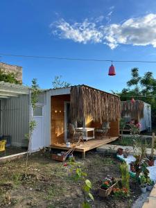 ein kleines Haus mit einem Tisch und einer Hütte in der Unterkunft Karaağaç Bungalov & Tiny House in Hatay
