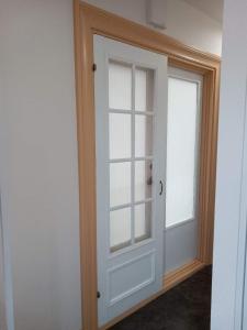 Una puerta con una ventana en una habitación en sakurayuki en Kita Hama-Machi