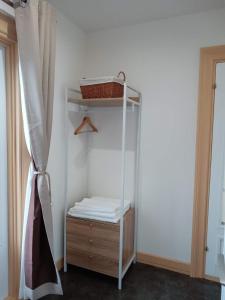 een kamer met een stapelbed en een plank bij sakurayuki in Kita-hamachō