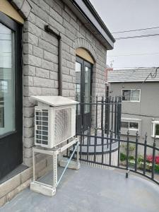 un ventilador sentado en el porche delantero de una casa en sakurayuki en Kita Hama-Machi