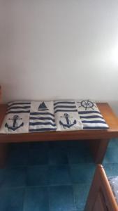 een bed met blauwe en witte kussens erop bij Sea Horse in Lido di Camaiore
