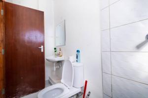 モンバサにあるBstan Homes 3 Bedroom Mombasa With ACのトイレと洗面台のあるバスルーム +13枚の写真