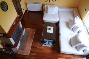 an overhead view of a living room with a white couch at Vila Zeleno borje in Žabljak