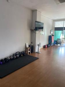 Fitness centrum a/nebo fitness zařízení v ubytování English owned Homestay and Yoga