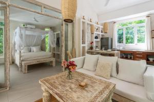 - un salon avec un canapé blanc et une table dans l'établissement Saffron Villas, à Diani Beach
