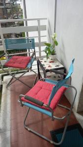 2 stoelen en een tafel op een balkon bij Sea Horse in Lido di Camaiore