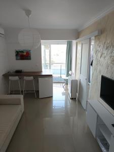 - un salon avec un canapé et une table dans l'établissement Dika Sofia Residence, à Mangalia