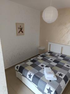 - une chambre avec un lit et une couette noire et blanche dans l'établissement Dika Sofia Residence, à Mangalia