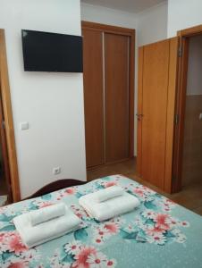 1 dormitorio con 1 cama con 2 toallas en Julia House Holidays Nazaré, en Nazaré