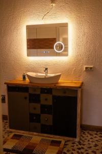 a bathroom with a sink and a mirror at Meisenwohnung in Gommern