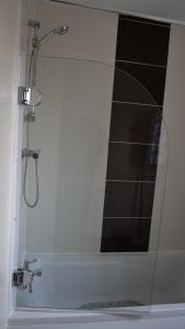 y baño con ducha y espejo. en Keniji Luxury 2 Bed Apartment en Milton Keynes