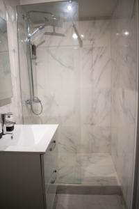 baño blanco con ducha y lavamanos en Le Cosy - Centre Ville - 2 pièces en Beauvais