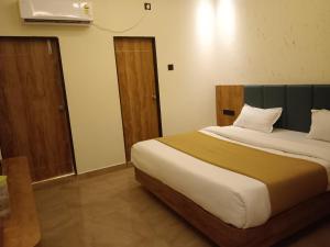 una camera con un grande letto di Hotel Hari palace a Dwarka