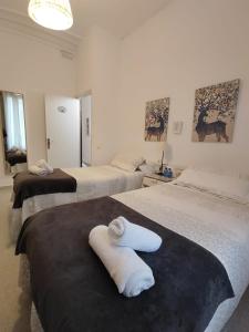 Posteľ alebo postele v izbe v ubytovaní Hostal Dragonflybcn