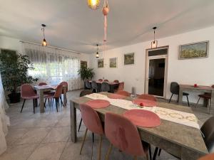 - une salle à manger avec des tables et des chaises dans l'établissement Top Mountain, à Poiana Brasov