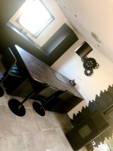 Televisyen dan/atau pusat hiburan di Maison avec Jacuzzi intérieur Courseulles Sur Mer