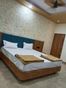 una camera con letto e testiera blu di Hotel Hari palace a Dwarka
