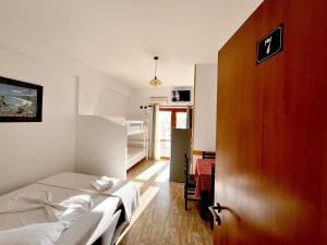 En eller flere senge i et værelse på Vila KAM