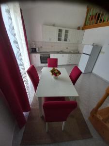 Kuchyň nebo kuchyňský kout v ubytování Apartments Makaus