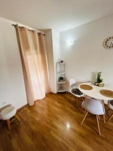 een woonkamer met een tafel en stoelen in een kamer bij Apartments Angelo in Bibinje