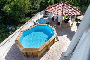 Bazén v ubytování Holiday Home Rajna nebo v jeho okolí + 37 fotografií
