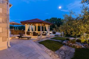 Zahrada ubytování Holiday Home Rajna