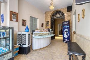 开罗Villa Khufu Pyramids Hotel的一间房间中间带柜台的商店