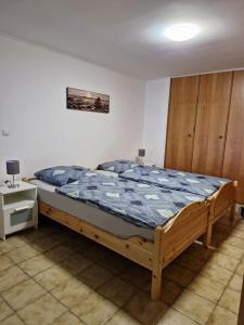 Кровать или кровати в номере Michas Lahn Ferienwohnung