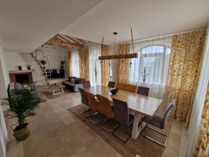 Apartmani Vukusic في بروماجنا: غرفة طعام مع طاولة وكراسي