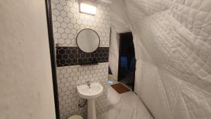 uma pequena casa de banho com um lavatório e um espelho em Dumba Bay Tioman em Ilha Tioman
