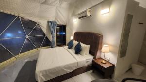 um pequeno quarto com uma cama e uma janela em Dumba Bay Tioman em Ilha Tioman
