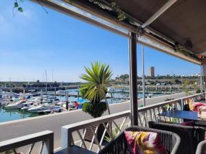 サレにあるSuperbe appartement Marina Rabatの水上のボートが乗るマリーナの景色