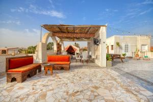 Villa Khufu Pyramids Inn في القاهرة: فناء مع كرسيين و شرفة