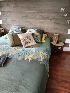 uma cama com almofadas num quarto em Les Bichettes em Mortagne-sur-Sèvre