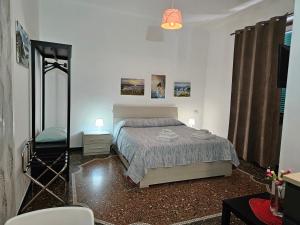 Un ou plusieurs lits dans un hébergement de l'établissement Affittacamere House LeoMar di Sara