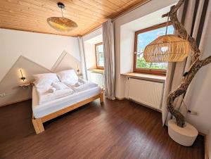 a bedroom with a bed and a window at Neu! Moderner bayrischer Flair vor Pilatushaus in Oberammergau