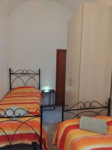 a bedroom with two beds in a room at CASA CENTRO STORICO VOLTERRA in Volterra