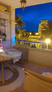 克里斯塔濱海的住宿－Apartamenty Boutique Mar De Cristal，阳台配有桌子,享有海景。