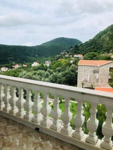 Nespecifikovaný výhled na hory nebo výhled na hory při pohledu z hotelu