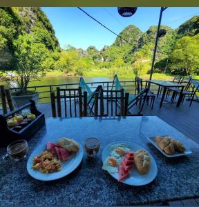 寧平的住宿－HoangLong Riverside Homestay，上面有两盘食物的桌子
