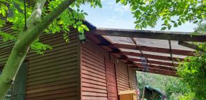 una pérgola en el lateral de un edificio en Eko Panorama Okolice Nałęczów, en Tomaszowice 21 fotos más
