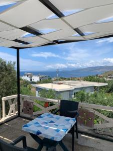 patio con mesa y sillas en el balcón en Villa Ermali, en Ksamil