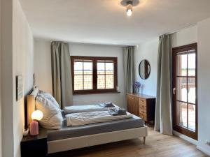 Tempat tidur dalam kamar di Bäckerhaus - Wohnung mit Pool und Garten