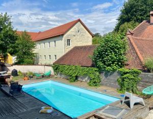a swimming pool in the backyard of a house at Bäckerhaus - Wohnung mit Pool und Garten in Gmunden